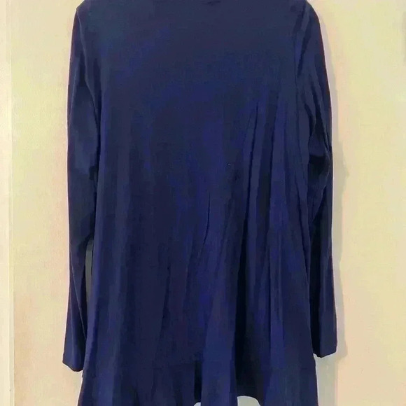 Gorgeous top with intricate detail. Size M (S130) - Picture 2 of 4